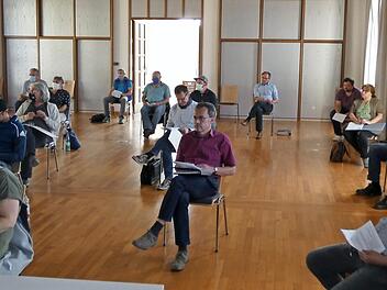 Im Rats- und Kultursaal fand die letzte Gemeinderatssitzung in dieser Amtsperiode mit viel Sicherheitsabstand statt.  Foto: Christian Licha