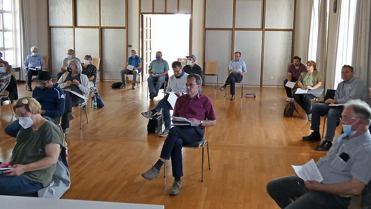 Im Rats- und Kultursaal fand die letzte Gemeinderatssitzung in dieser Amtsperiode mit viel Sicherheitsabstand statt.  Foto: Christian Licha