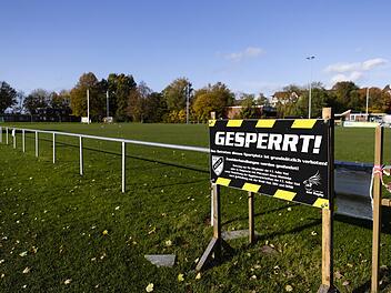 Wir müssen leider draußen bleiben, heißt es ab diesem Montag für Amateure, die nicht mehr zu Trainingseinheiten oder zu Spielen auf Fußballplätze oder in Sporthallen dürfen.  Foto:  dpa/Frank Molter