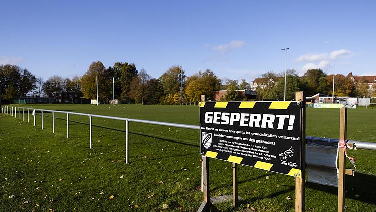 Wir müssen leider draußen bleiben, heißt es ab diesem Montag für Amateure, die nicht mehr zu Trainingseinheiten oder zu Spielen auf Fußballplätze oder in Sporthallen dürfen.  Foto:  dpa/Frank Molter