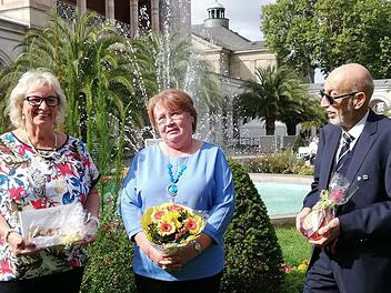 Rosa Golfinger (Mitte) wurde vom Vorsitzenden Helmut Beck und seiner Stellvertreterin Lorette Weiß nachträglich als 2000. Mitglied im VdK-Ortsverband begrüßt.