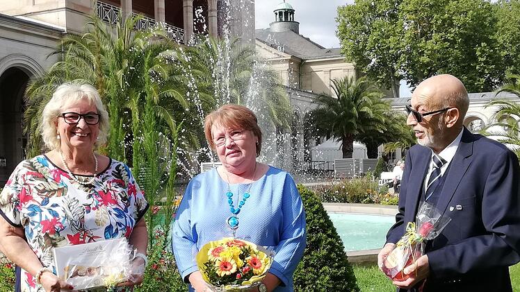 Rosa Golfinger (Mitte) wurde vom Vorsitzenden Helmut Beck und seiner Stellvertreterin Lorette Weiß nachträglich als 2000. Mitglied im VdK-Ortsverband begrüßt.