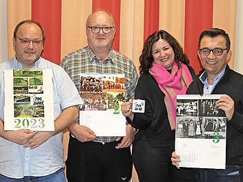 Den Wolfersgrüner Kalender stellten vor (v.l.): Markus Schön, Dieter Gräf, Diana Schütz und Bürgermeister Jens Korn.