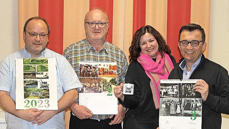 Den Wolfersgrüner Kalender stellten vor (v.l.): Markus Schön, Dieter Gräf, Diana Schütz und Bürgermeister Jens Korn.