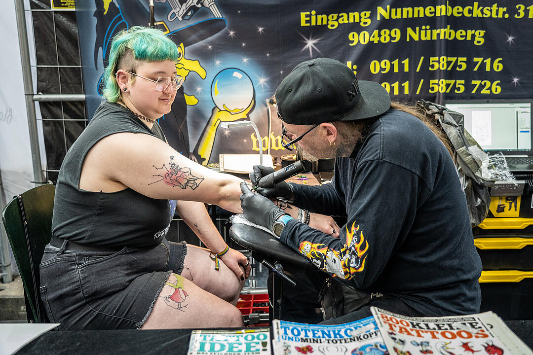 Mit vielen Top Tattookünstlern und Händlern.