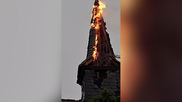 Blitz setzt Kirchturm in Brand: Nach L&ouml;scharbeiten besteht Einsturzgefahr