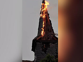 Blitz setzt Kirchturm in Brand: Nach Löscharbeiten besteht Einsturzgefahr