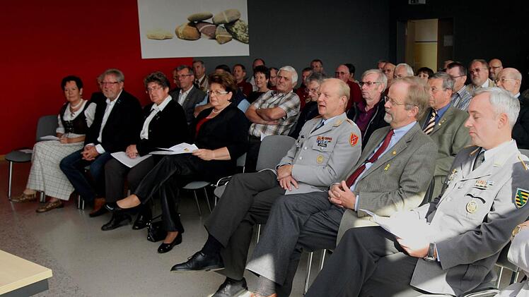 Blick in die Reihen der Ehrengäste beim Festakt; von rechts Major Marc Paare, ehem. Kommandeur Albrecht von Schönberg, General Graf Strachwitz, Landtagspräsidentin Barbara Stamm sowie 2. Bürgermeisterin Gabi Rögner.