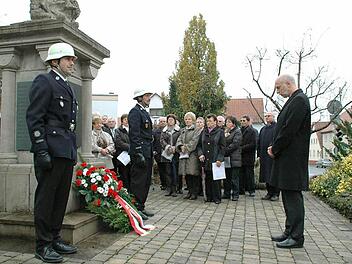 Mit einer Trauerfeier am Reiterswiesener Kriegerdenkmal gedachten die Bürger in Reiterswiesen der Gefallenen, Vermissten der Kriege und den Opfern der Gewalt. Stellvertretend für die Stadt Bad Kissingen legte Oberbürgermeister Kay Blankenburg einen Kranz nieder. Foto: Peter Klopf