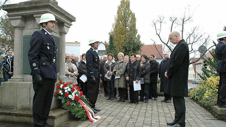 Mit einer Trauerfeier am Reiterswiesener Kriegerdenkmal gedachten die Bürger in Reiterswiesen der Gefallenen, Vermissten der Kriege und den Opfern der Gewalt. Stellvertretend für die Stadt Bad Kissingen legte Oberbürgermeister Kay Blankenburg einen Kranz nieder. Foto: Peter Klopf