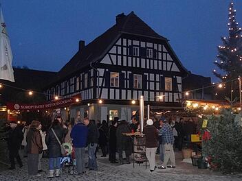 Die einzigartige Atmosphäre des Weihnachtsmarktes lockte am Wochenende viele Besucher nach Jesserndorf. Fotos: Johanna Eckert