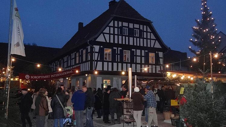 Die einzigartige Atmosphäre des Weihnachtsmarktes lockte am Wochenende viele Besucher nach Jesserndorf. Fotos: Johanna Eckert