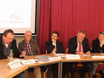 Sind begeistert von der Landkarte des Friedens (von links): Projektkoordinatoren Henning Schuster und Joachim Hess, Siegfried Wölki von der Sparkasse Coburg-Lichtenfels, Coburgs Oberbürgermeister Norbert Kastner und Landrat Michael Busch.  Fotos: Thomas Heuchling