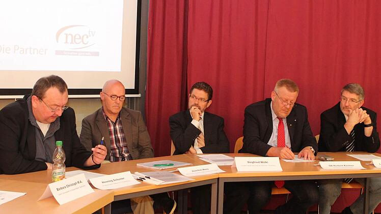 Sind begeistert von der Landkarte des Friedens (von links): Projektkoordinatoren Henning Schuster und Joachim Hess, Siegfried Wölki von der Sparkasse Coburg-Lichtenfels, Coburgs Oberbürgermeister Norbert Kastner und Landrat Michael Busch.  Fotos: Thomas Heuchling