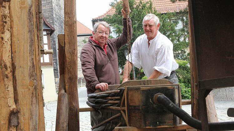 Arnold Söhnlein (links) hilft seinem Cousin Walter Söhnlein beim Aufbau für das Stadtspektakel. Foto: Jan Koch