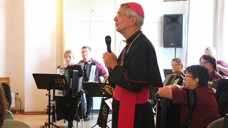 Der Erzbisch sprach zur Kirchengemeinde. Foto: Sonja Adam