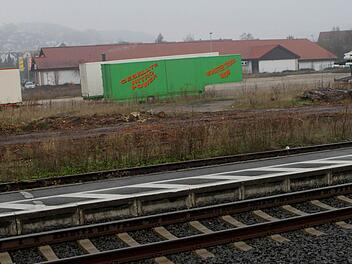 Auf dem alten Baywa-Gelände an der Bahnhofstraße sollen drei Märkte errichtet werden. Die Standorte sind dort, wo jetzt der grüne Lastwagen-Auflieger und der Autotransporter stehen. Hintergrund ist die "Norma", die ihre Verkaufsfläche vergrößern will.  Foto: Günther Geiling