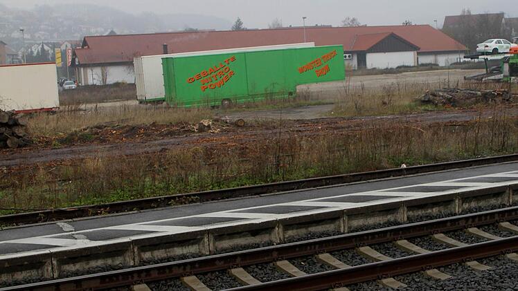 Auf dem alten Baywa-Gelände an der Bahnhofstraße sollen drei Märkte errichtet werden. Die Standorte sind dort, wo jetzt der grüne Lastwagen-Auflieger und der Autotransporter stehen. Hintergrund ist die "Norma", die ihre Verkaufsfläche vergrößern will.  Foto: Günther Geiling