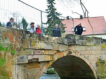 Bei einem Ortstermin hatten der Sachverständige und die Anwälte der beteiligten Parteien den durch Fahrzeuge verursachten Schaden an der Brücke in Feuln begutachtet. Eine vollständige Sanierung ist vor dem Winter nicht mehr möglich, wie sich in der Gemeinderatssitzung am Montagabend herausstellte. Foto: Archiv/Dieter Hübner