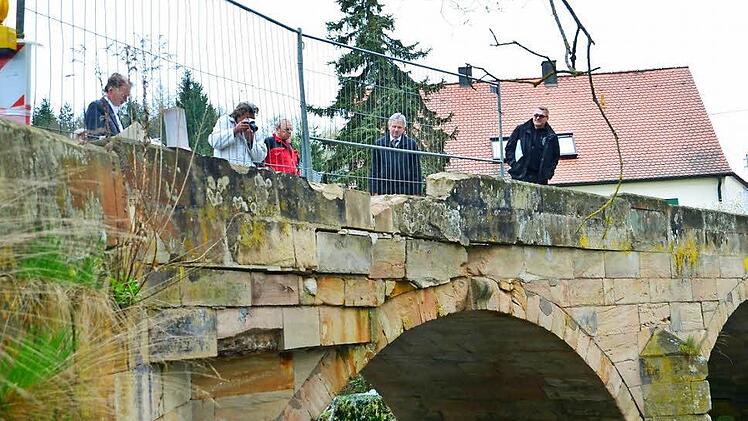 Bei einem Ortstermin hatten der Sachverständige und die Anwälte der beteiligten Parteien den durch Fahrzeuge verursachten Schaden an der Brücke in Feuln begutachtet. Eine vollständige Sanierung ist vor dem Winter nicht mehr möglich, wie sich in der Gemeinderatssitzung am Montagabend herausstellte. Foto: Archiv/Dieter Hübner