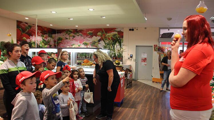 Am Obststand dürfen die Kinder Namen raten.