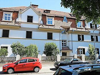 Haus Nummer 51 gehört zum Gebäude-Ensemble in der Schützenstraße, das sich noch komplett im Stadtbau-Besitz befindet. Foto: Matthias Hoch