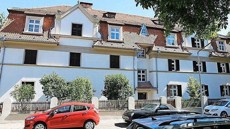 Haus Nummer 51 gehört zum Gebäude-Ensemble in der Schützenstraße, das sich noch komplett im Stadtbau-Besitz befindet. Foto: Matthias Hoch