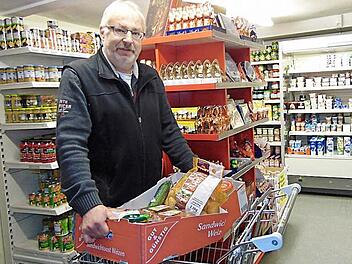 Armin Wölfel packt für seine Kunden eine Kiste mit Lebensmitteln.  Foto: Petra Wölfel