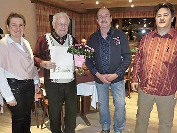 F&uuml;r 40 Jahre Mitgliedschaft beim Gartenbauverein Ludwigschorgast wurde Andreas Ramming (Zweiter von links) geehrt. Weiter im Bild (von links) B&uuml;rgermeisterin Doris Leithner-Bisani, Vorsitzender Klaus-Peter Kugler und sein Stellvertreter Klaus G&ouml;tz. Foto: Tobias Braunersreuther