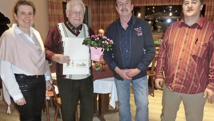 F&uuml;r 40 Jahre Mitgliedschaft beim Gartenbauverein Ludwigschorgast wurde Andreas Ramming (Zweiter von links) geehrt. Weiter im Bild (von links) B&uuml;rgermeisterin Doris Leithner-Bisani, Vorsitzender Klaus-Peter Kugler und sein Stellvertreter Klaus G&ouml;tz. Foto: Tobias Braunersreuther