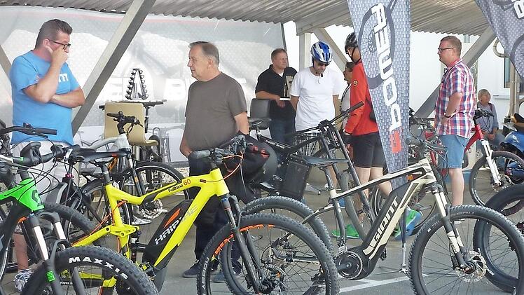Die Besucher des Schautags ließen sich auch über Fahrräder informieren.  Foto: Susanne Braun