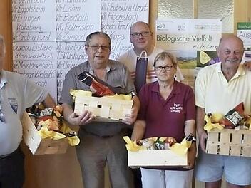 Ehrungen gab es beim Volkswandertag. Dabei waren von links: Schirmherr Claus Bittenbr&uuml;nn, Karl Deckerd (Wanderfreunde Unterpleichfeld, Ernst Frankenberg (Maroldsweisach), Stefan Michler (SC Weyer), Margrit K&ouml;hler (Zirndorf), Oswald Herrn (K&uuml;ps), das K&ouml;nigsberger Vorstandsmitglied Hilde Peichl und Vorsitzender Heinz Schlo&szlig;nagel.  Foto: sn