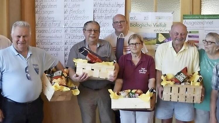 Ehrungen gab es beim Volkswandertag. Dabei waren von links: Schirmherr Claus Bittenbr&uuml;nn, Karl Deckerd (Wanderfreunde Unterpleichfeld, Ernst Frankenberg (Maroldsweisach), Stefan Michler (SC Weyer), Margrit K&ouml;hler (Zirndorf), Oswald Herrn (K&uuml;ps), das K&ouml;nigsberger Vorstandsmitglied Hilde Peichl und Vorsitzender Heinz Schlo&szlig;nagel.  Foto: sn