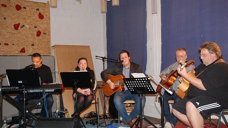 Eigens zum Jubil&auml;um fand sich diese Band um StefanLehner (re), die das Rahmenprogramm zum Festakt musikalisch begleitete.Uschi Prawitz