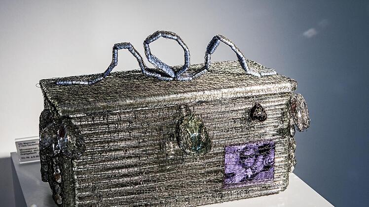 Sonderausstellung "Depot" im Europäischen Museum für Modernes Glas im Park Rosenau: Uta Majmudar "Minnekästchen" (2008)Foto: Jochen Berger