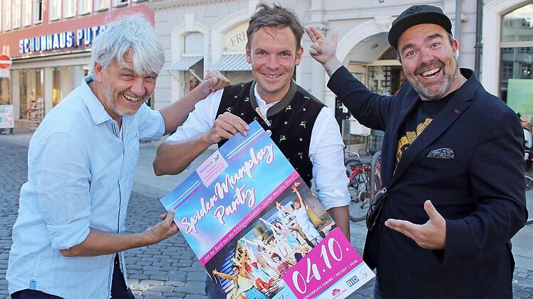 Die Spider Murphy Story des Landestheaters Coburg wird Teil des sechsten OktOPAfests. Matthias Straub (von links), Christian Limpert und Rüdiger Eisenhauer präsentieren stolz das Plakat, das die "Spider Murphy Party" am 4. Oktober ankündigt. Foto: Cindy Dötschel