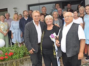Große Gratulationscour zur goldenen Hochzeit von Gertraud und Hans Schrepfer, hier mit Bürgermeister Wolfgang Beiergrößlein (links vorne), Familienangehörigen und weiteren Gratulanten.  Foto: K.- H. Hofmann