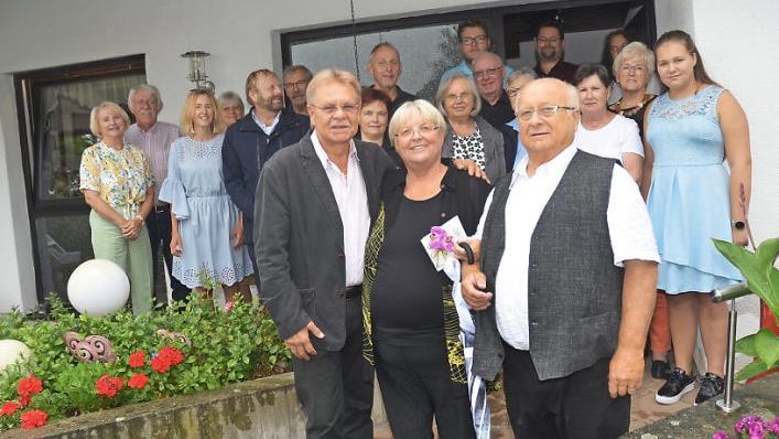 Große Gratulationscour zur goldenen Hochzeit von Gertraud und Hans Schrepfer, hier mit Bürgermeister Wolfgang Beiergrößlein (links vorne), Familienangehörigen und weiteren Gratulanten.  Foto: K.- H. Hofmann