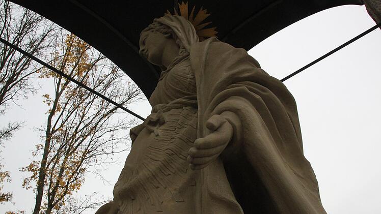 Die Marienfigur steht jetzt links vor der Br&uuml;cke, wenn man stadtausw&auml;rts f&auml;hrt. Sie schaut Richtung Stadtpfarrkirche.  Foto: Kerstin V&auml;th