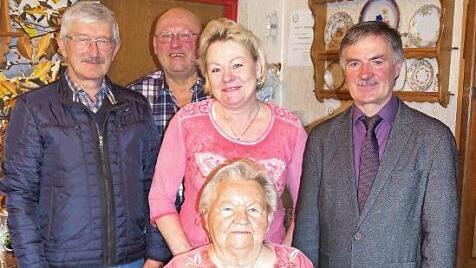 Theresia Binning (vorne) freute sich über die Glückwünsche ihrer Familie sowie auch von Zweitem Bürgermeister Gerhard Eidelloth (rechts) und Pfarrgemeinderat Edmund Appel (links). Foto: Heike Schülein