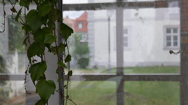 Blick durch die verstaubten Glasscheiben des Bürgerspital-Durchganges in den malerischen Innenhof.