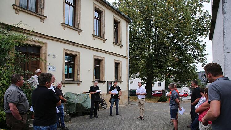 Ideen wurden etwa für das Gemeindehaus (links) geäußert. Bürgermeister Maximilian Neeb (hinten Mitte), Planer Markus Schäfer und Stiftungsvorsitzender Josef Starkl (links neben Neeb) machten sich fleißig Notizen. Foto: Bettina Knauth
