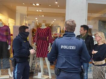 "Wir machen auf_merksam": Christine und André Sareng (von rechts) diskutieren mit den Polizeibeamten. Foto: Thomas Weichert