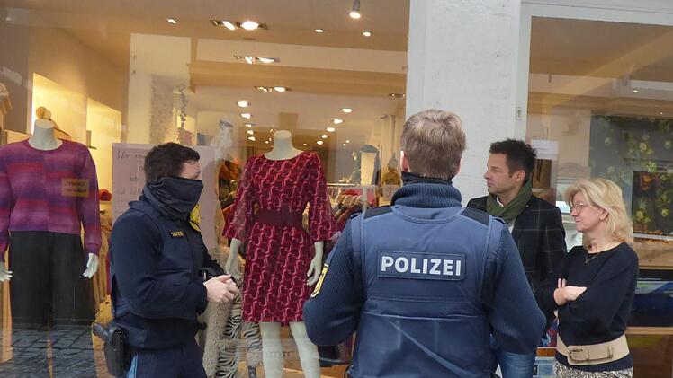 "Wir machen auf_merksam": Christine und André Sareng (von rechts) diskutieren mit den Polizeibeamten. Foto: Thomas Weichert