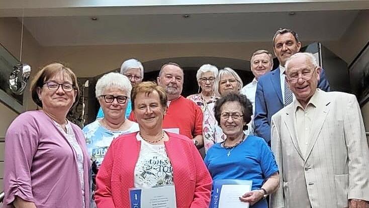 Beim VdK-Ortsverband Wei&szlig;enbrunn gab es Ehrungen. Im Bild (vorne, von links): Kreisvorsitzende Susanne Daum, stellvertretende Vorsitzende Gisela Mertel, Dora Vie&szlig;mann, Leni O&szlig;mann und Vorsitzender Dieter Wolf, dahinter (von links) Rosalinde Heuman...