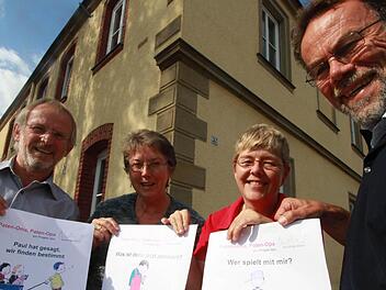 Friedrich Speth, Gerlinde Martini und Karin Fenneker und Heribert Schneider bewerben das Projekt. Foto: Michael Busch