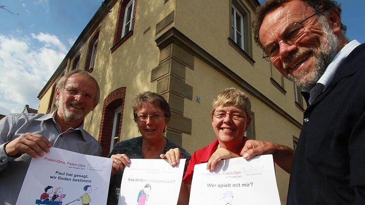 Friedrich Speth, Gerlinde Martini und Karin Fenneker und Heribert Schneider bewerben das Projekt. Foto: Michael Busch