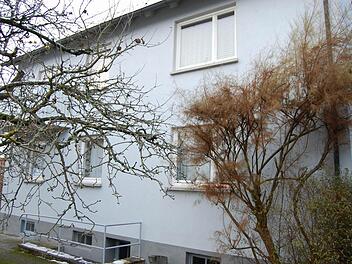 In diesem Haus in Seßlach wurde am Sonntag eine 69-jährige Frau erschlagen.  Foto: Martin Kreklau