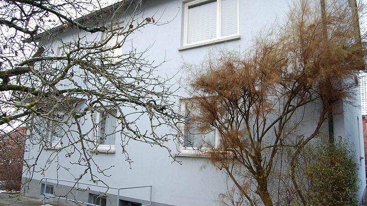 In diesem Haus in Seßlach wurde am Sonntag eine 69-jährige Frau erschlagen.  Foto: Martin Kreklau