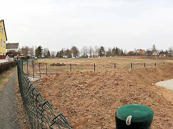 Nun kann auch die Freifläche in der Verlängerung des Lichtenfelser Friedhofs bebaut werden. Hinter den neuen Häusern entlang der Wittelsbacherstraße (im Vordergrund) sind zehn Bauplätze geplant. Sie werden von der "Sonnleite" (die derzeit hinter dem gelben Haus links endet) erschlossen. Vor dem Friedhof (hinten) wünscht sich Stadträtin Faber eine Buchenreihe. Fotos: Tim Birkner